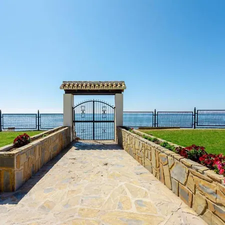 Pass The Keys Apt With Direct Beach Exit *